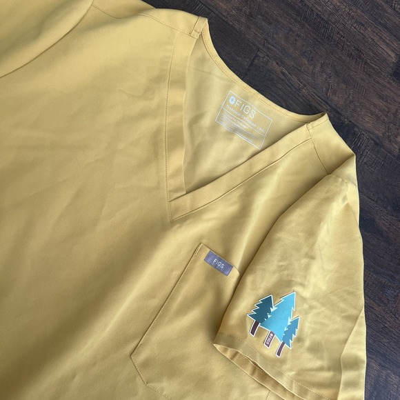 Figs Tops - Figs 2XL mustard Yellowone pocket Catarina Technical Collection Tree Logo Unisex